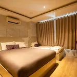 La Hotel Q10