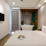 La Hotel Riverside
