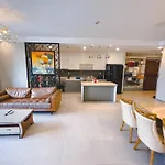 Luxury Gold Apartment 86 -Rooftop Pool Central City