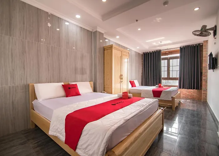 Reddoorz Near Tan Son Nhat Golf 2