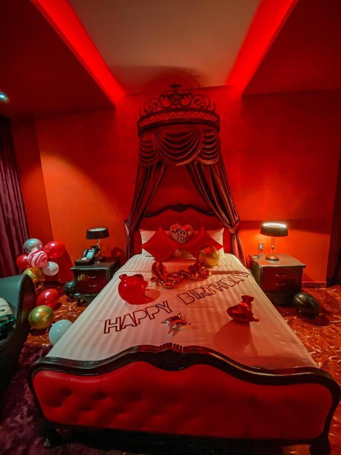 Me Gustas - Love Hotel