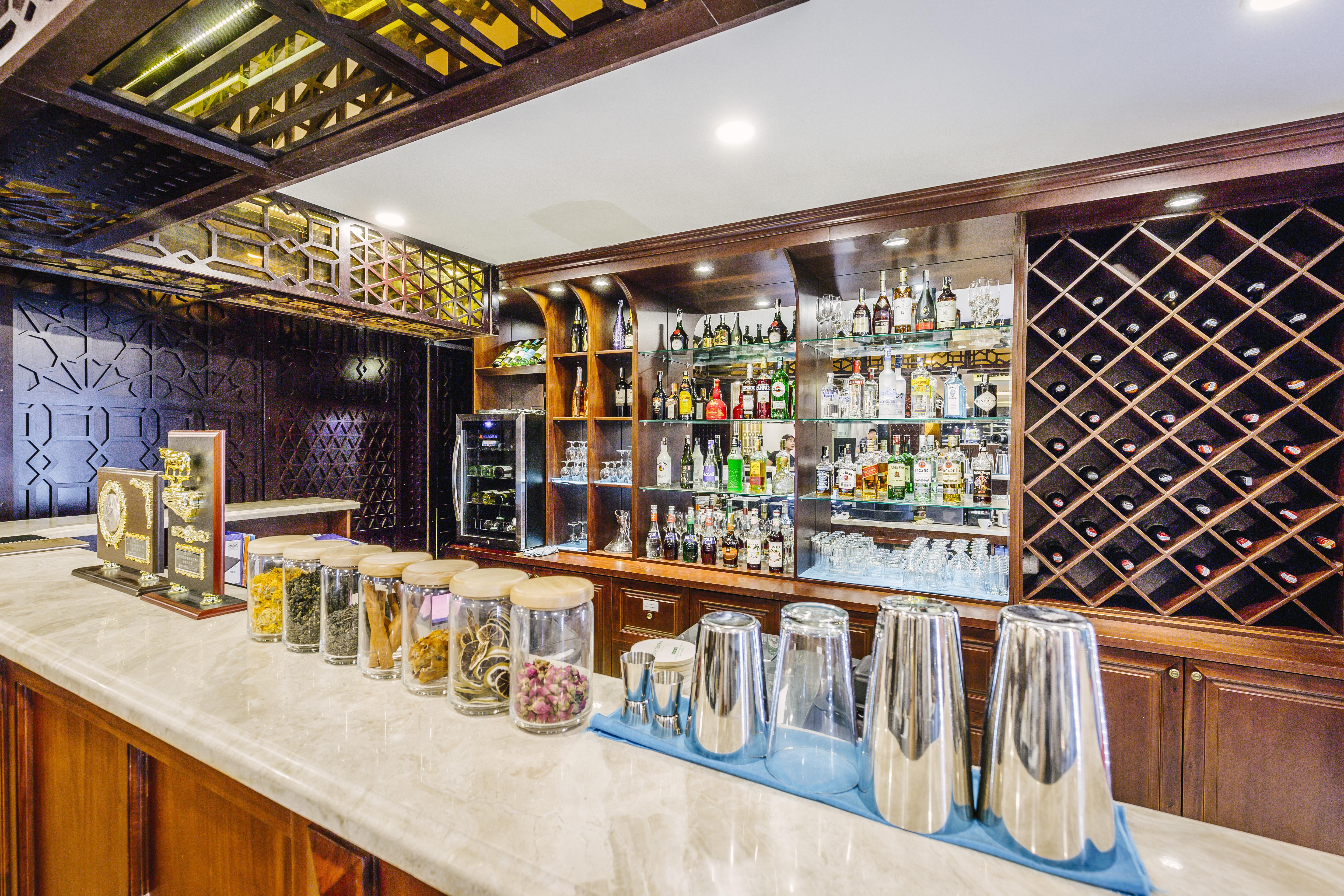 Khách sạn Happy Life Grand & Rooftop Skybar