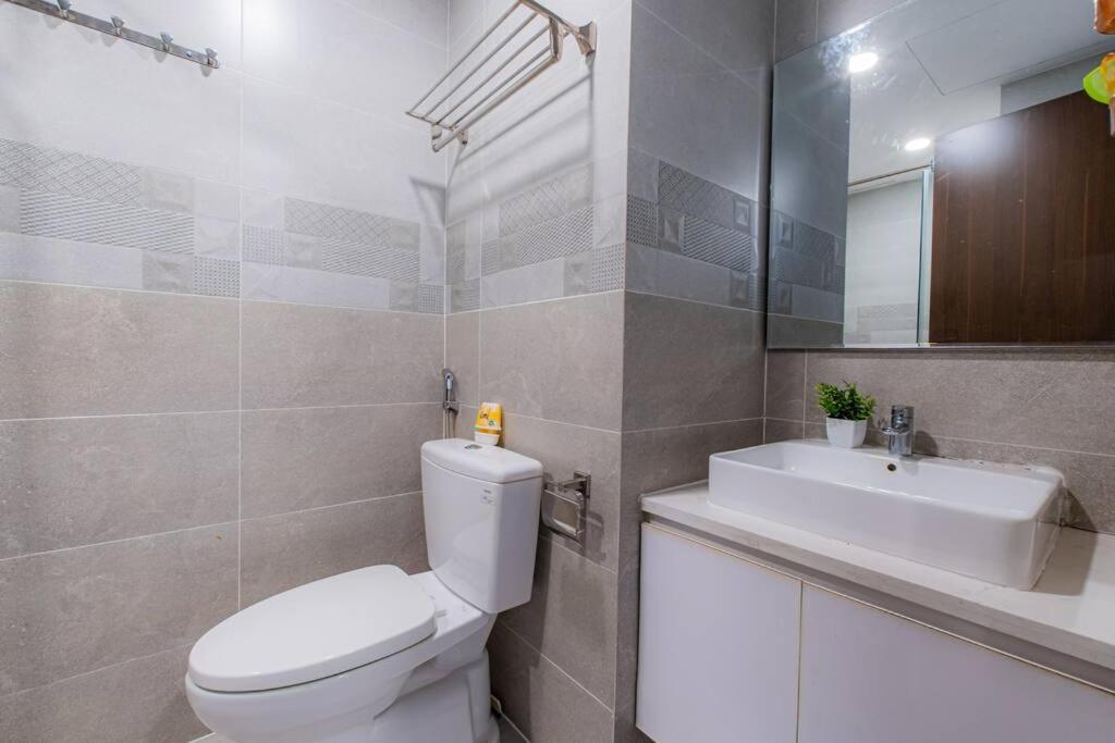 Near Airport, 5 Minutes To Center Ho Chi Minh City