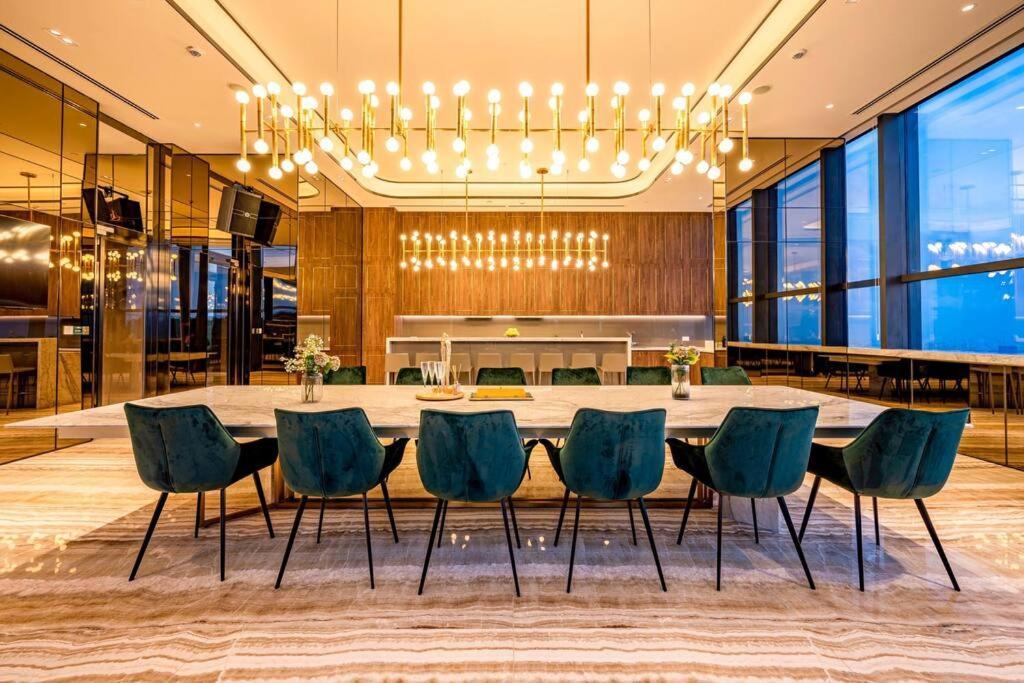 Apartment De Lux Marq, 2 Bedrooms At Dist 1, Pool,gym Ho Chi Minh City