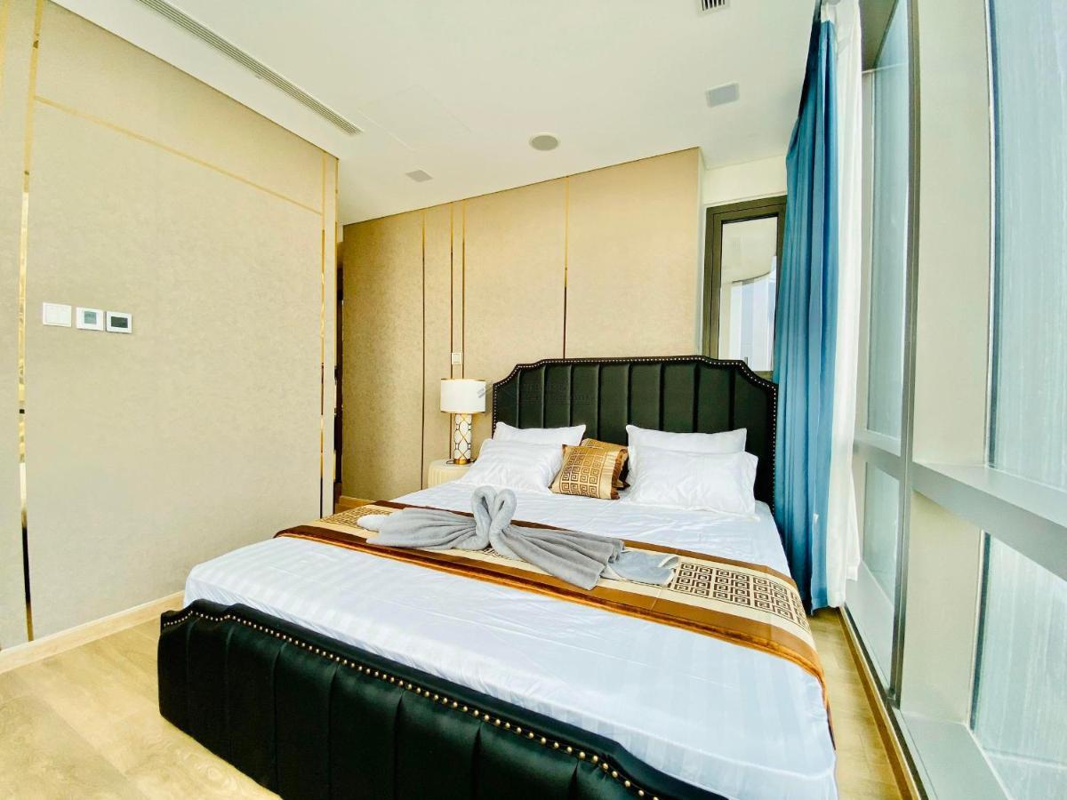 Landmark 81 Luxury & The Vinhomes Central Park - The Buildings Surrounding Landmark 81 *