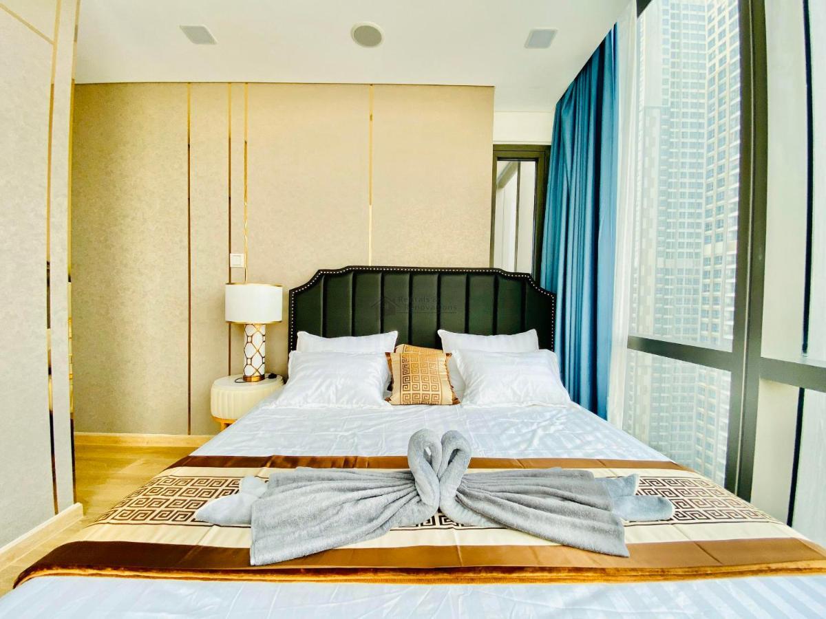Apartment Landmark 81 Luxury & The Vinhomes Central Park - The Buildings Surrounding Landmark 81