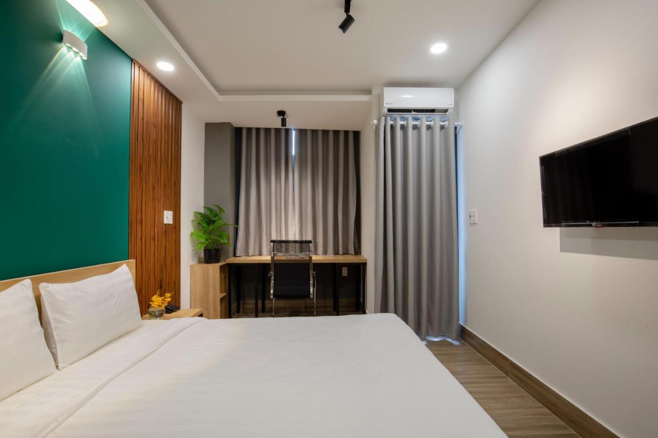 La Riverside Hotel