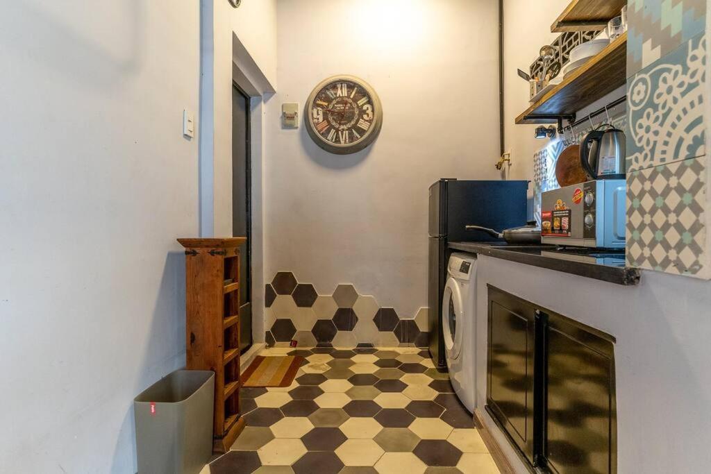Kitchen Netflix @ben Thanhｓａｉｇｏｎｈｉｄｅｏｕｔ130 Pastuer Apartment