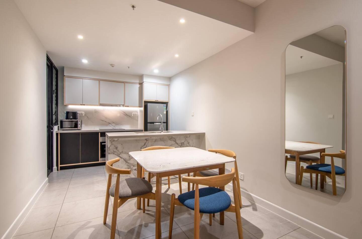 Luxury 2 Or 3br In Dist 1 N Pool, Gym, Airport Pickup Apartment *