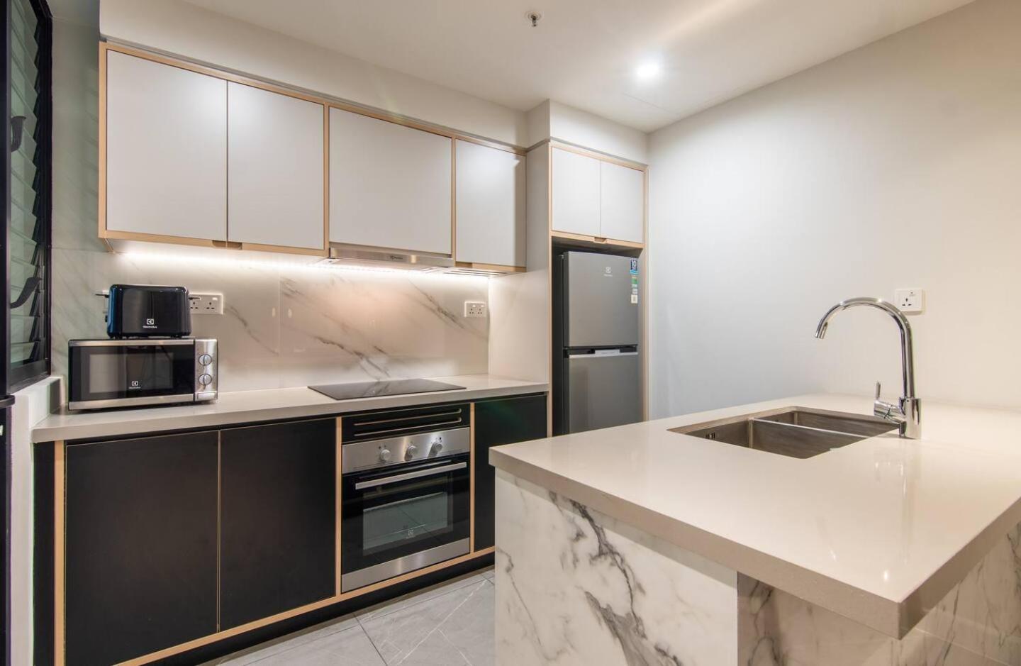 Luxury 2 Or 3br In Dist 1 N Pool, Gym, Airport Pickup Apartment *