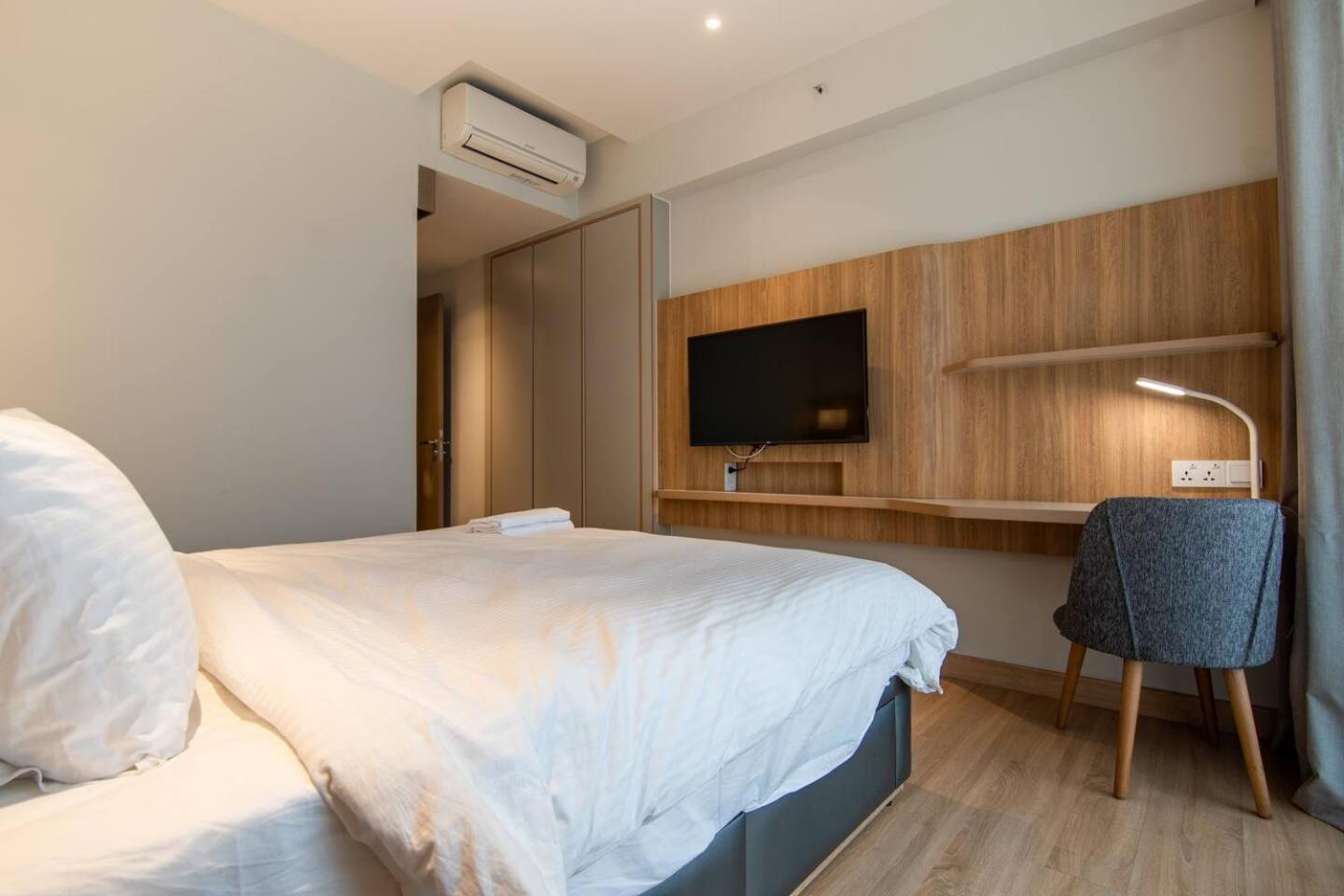 Apartment Luxury 2 Or 3br In Dist 1 N Pool, Gym, Airport Pickup *