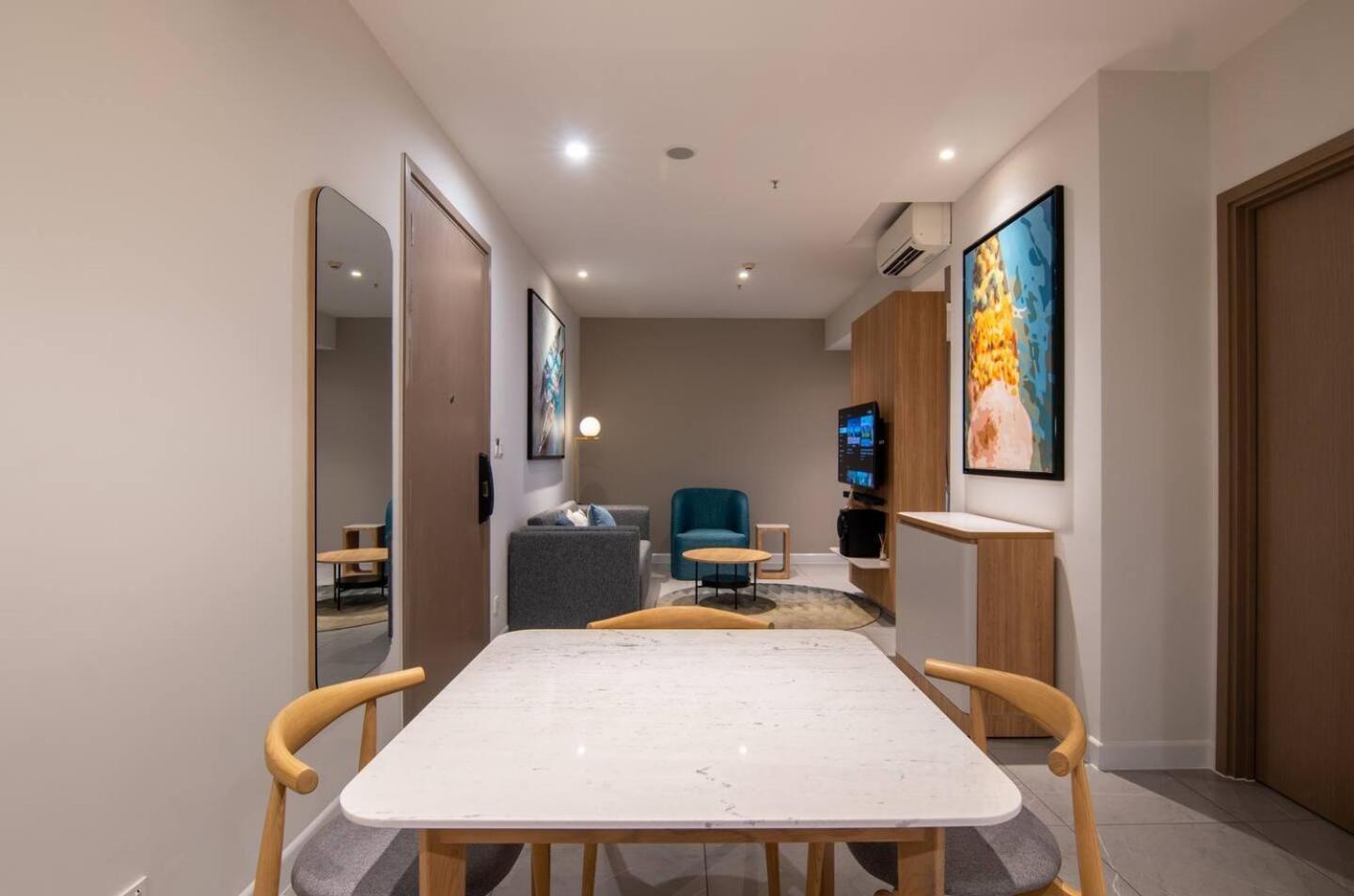 Luxury 2 Or 3br In Dist 1 N Pool, Gym, Airport Pickup Ho Chi Minh City