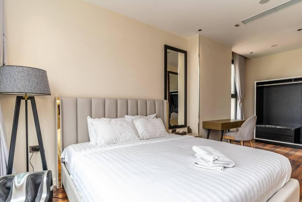 Steps To Vincom/casino/d1/pool/gym/netflix/3beds Apartment
