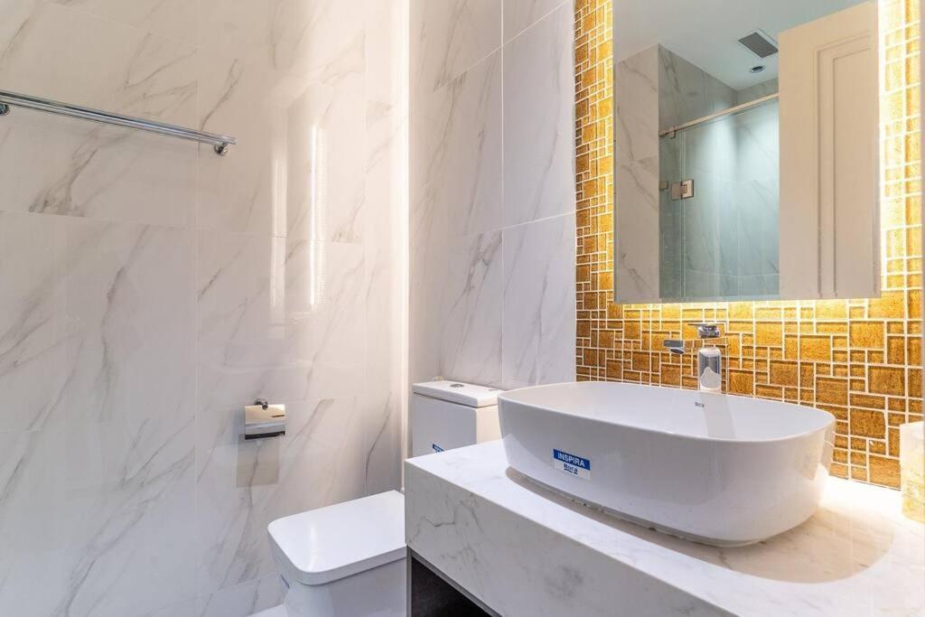 Apartment Steps To Vincom/casino/d1/pool/gym/netflix/3beds Ho Chi Minh City
