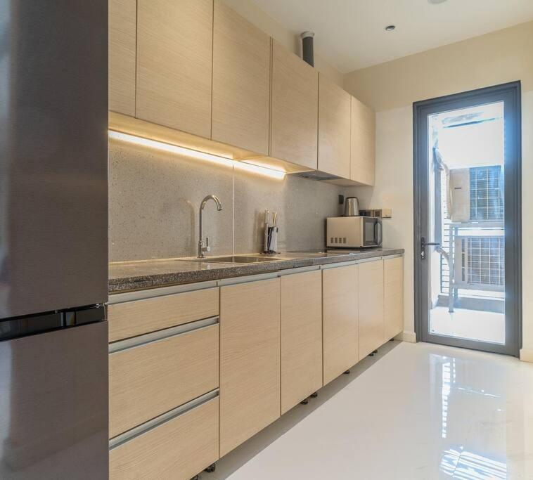 Apartment Steps To Vincom/casino/d1/pool/gym/netflix/3beds Ho Chi Minh City