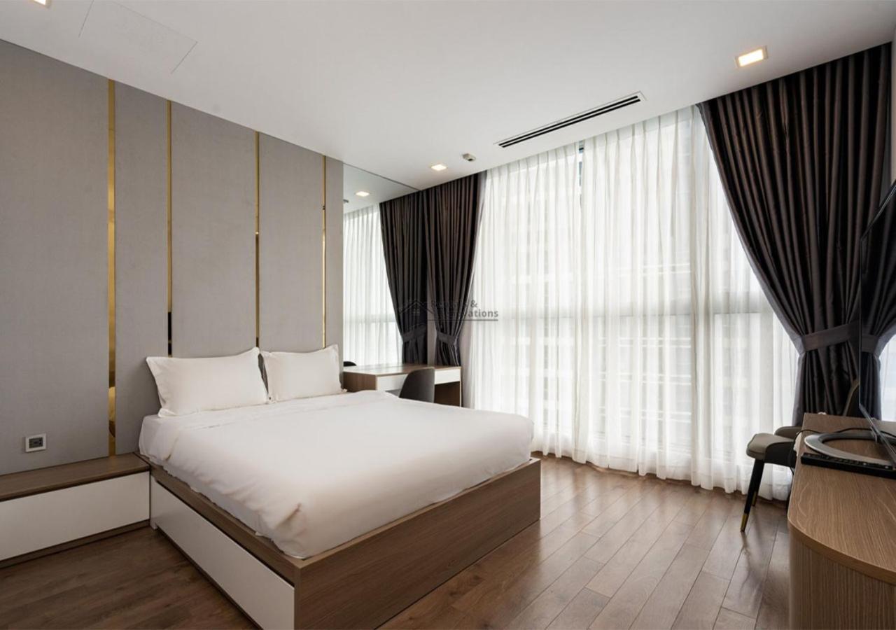 Landmark 81 Luxury & The Vinhomes Central Park - The Buildings Surrounding Landmark 81 Apartment *