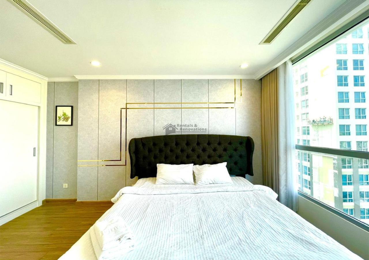 Apartment Landmark 81 Luxury & The Vinhomes Central Park - The Buildings Surrounding Landmark 81