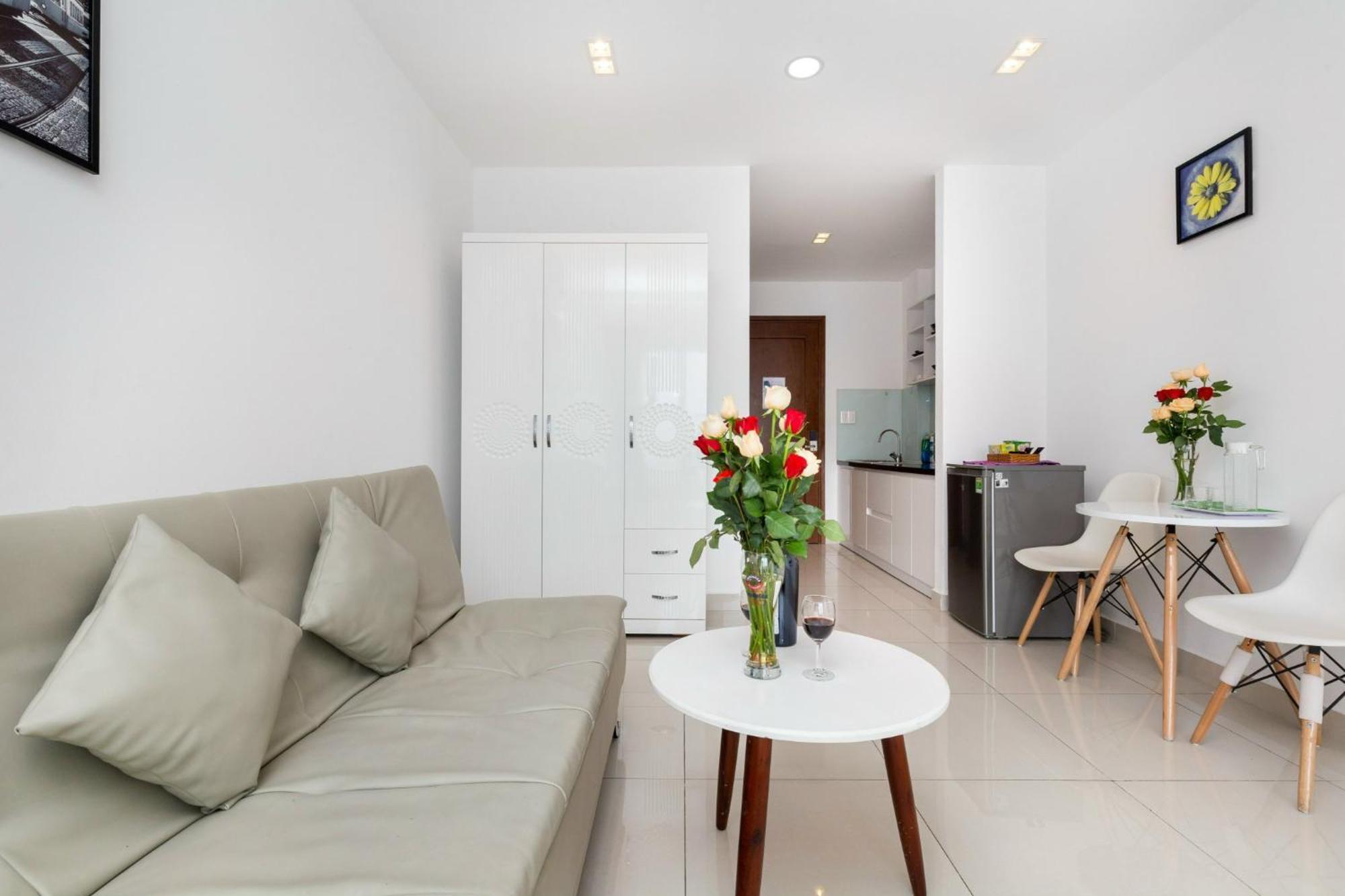 Sky Homes Near Airport Apartment *