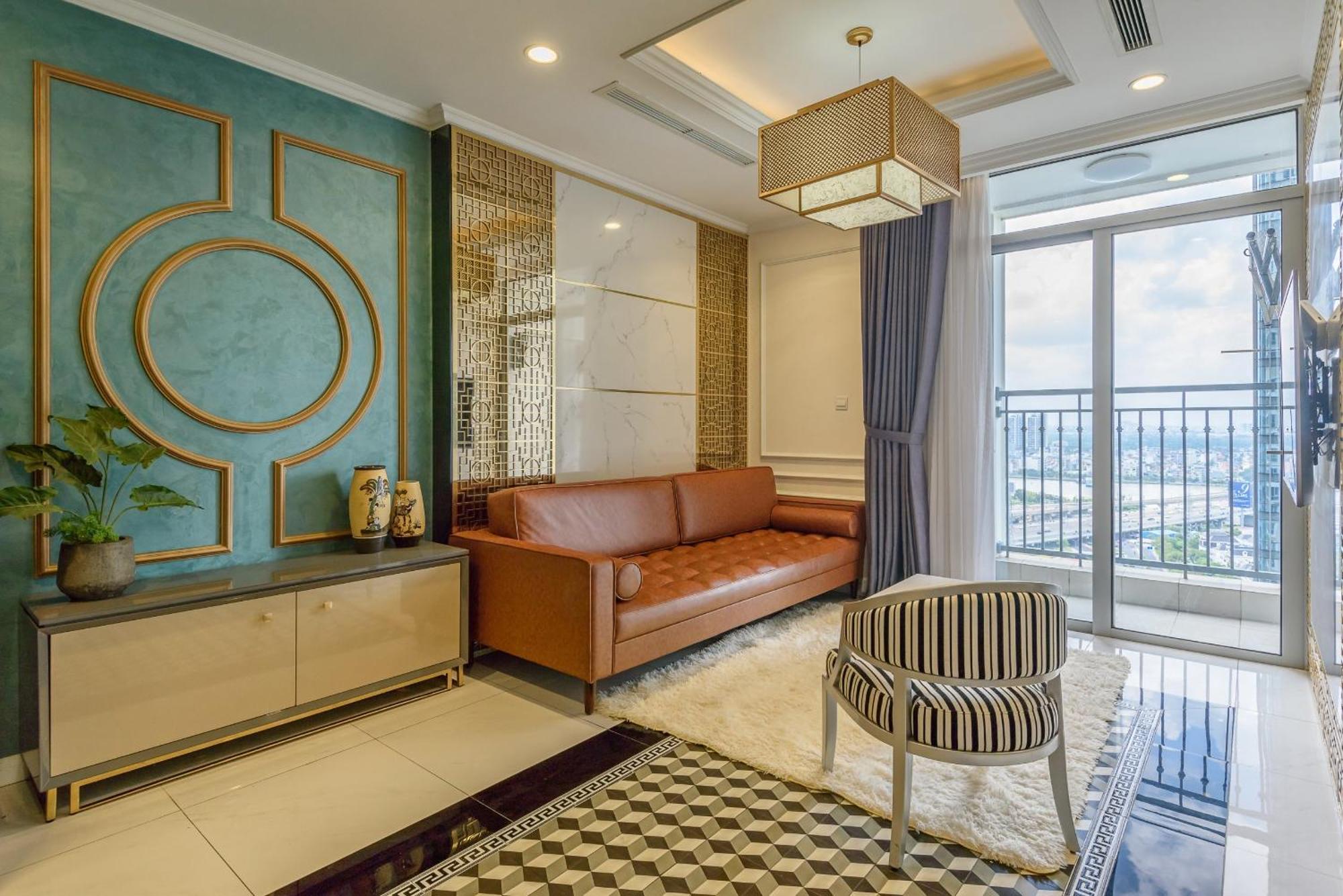 Isabelle Inside Landmark 81 Tower