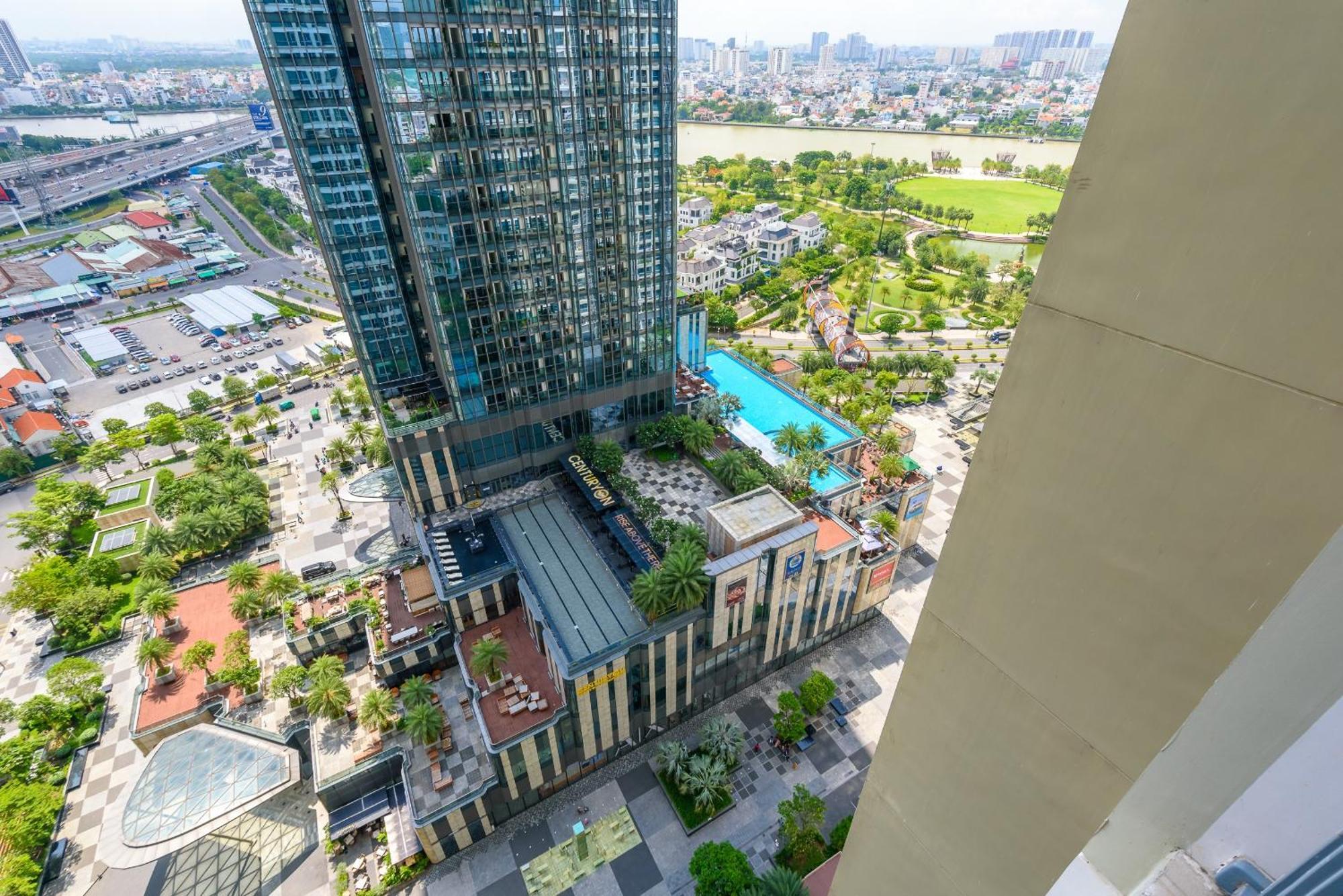 Isabelle Inside Landmark 81 Tower