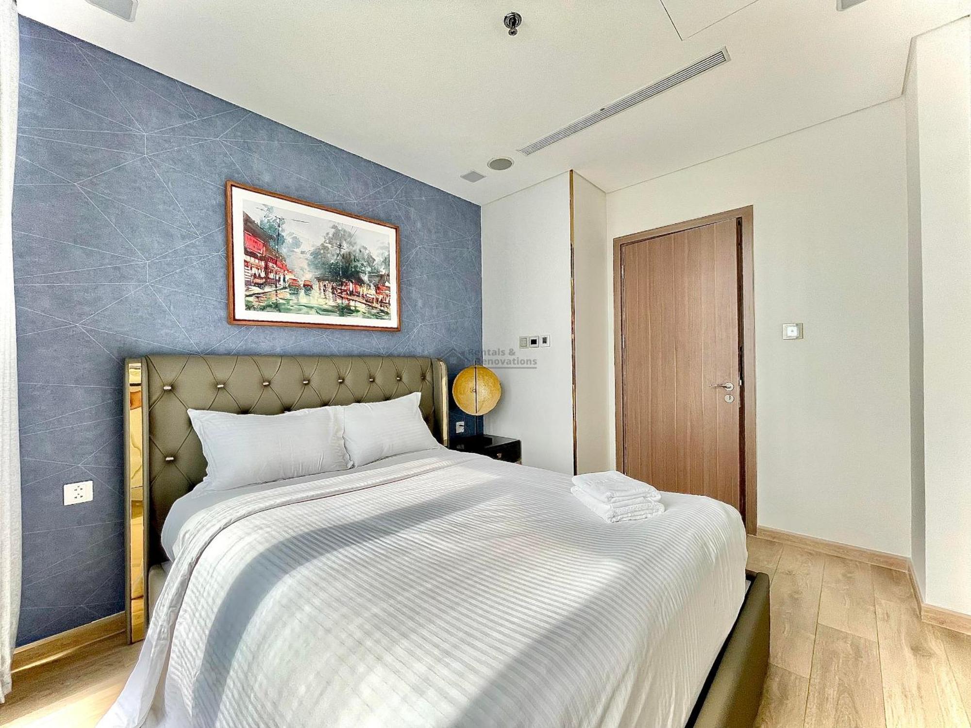Landmark 81 Luxury Apartments: Iconic Skyscraper Living *