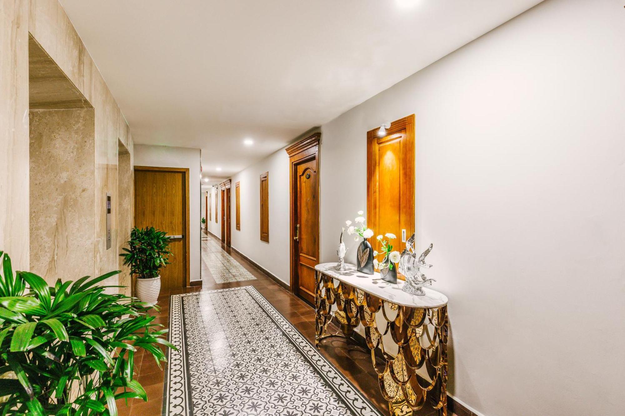 Happy Life Grand & Rooftop Skybar Khách sạn 4*