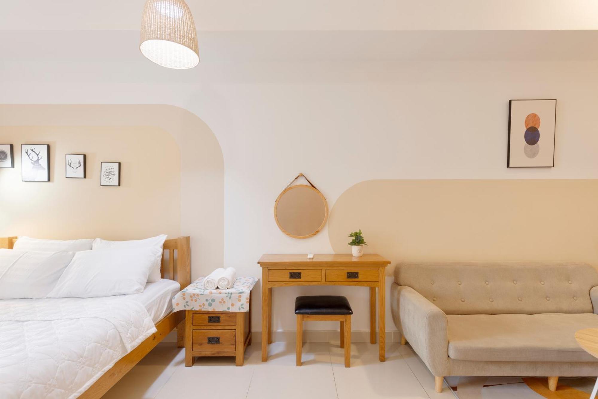 Saigon Authentic Apartments: Infinity Pool & Daily Perks Apartment