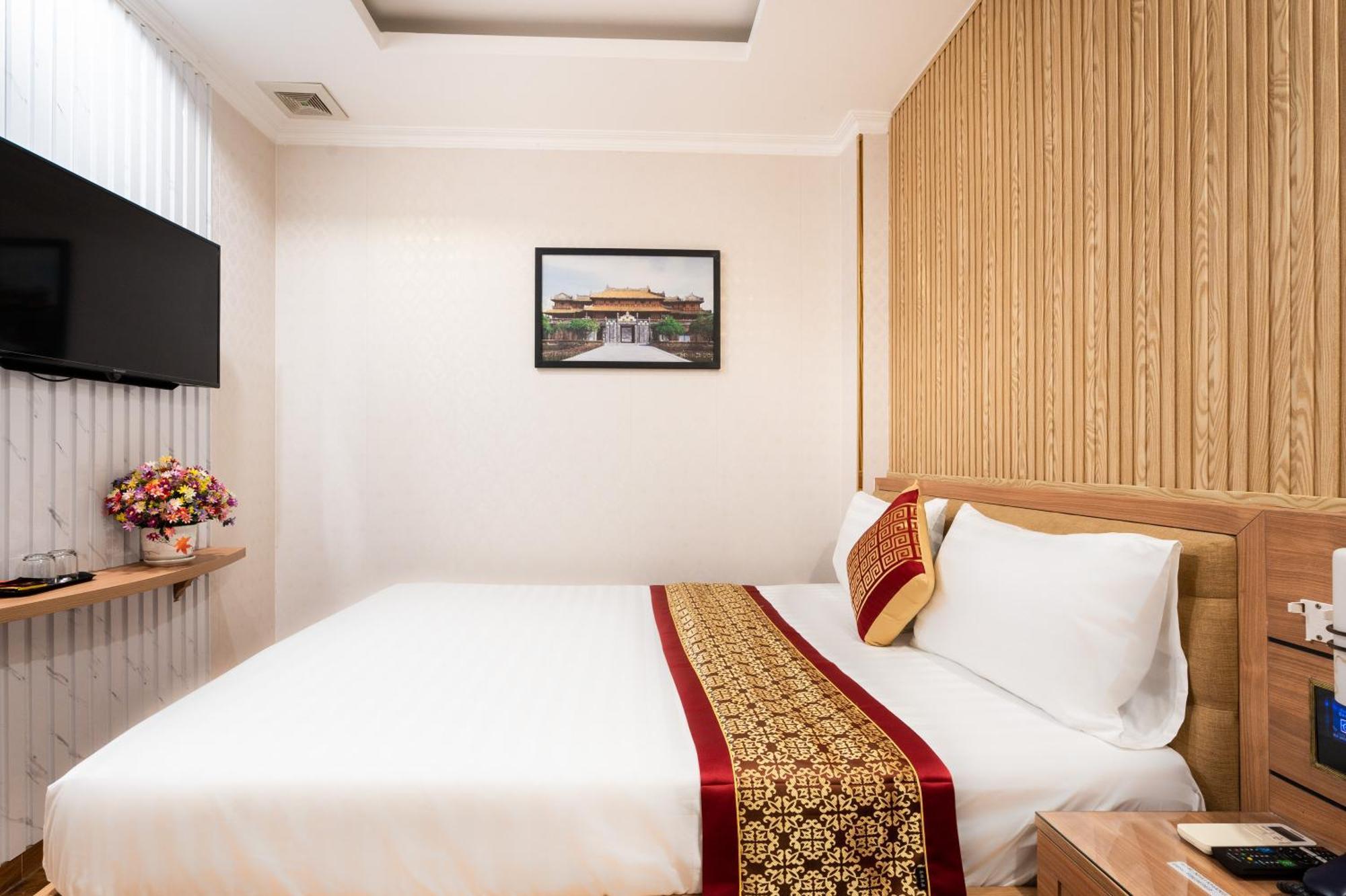 Luna Saigon - Bui Vien Walking Street Hotel
