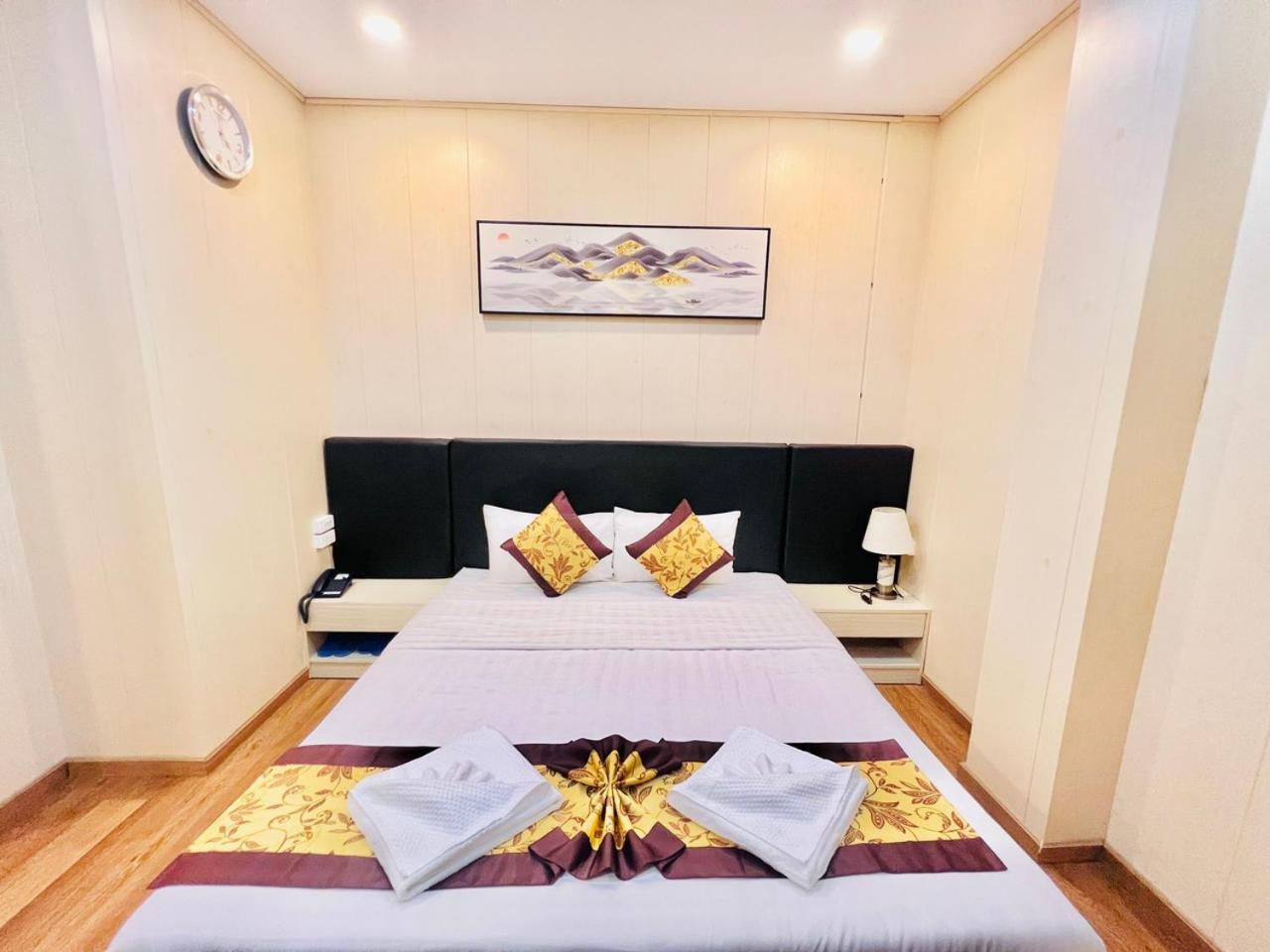 Truc Huyen Hotel 2*