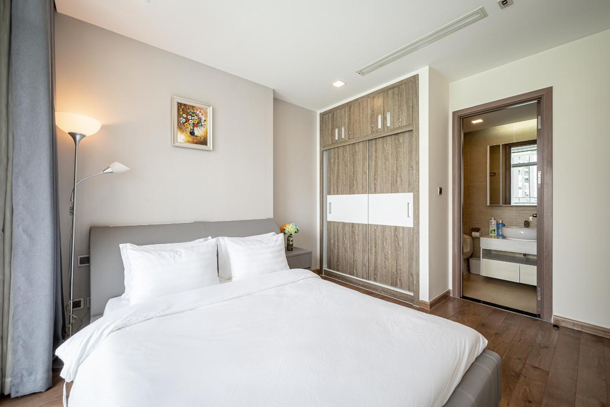 Luxury At Vinhomes Park *