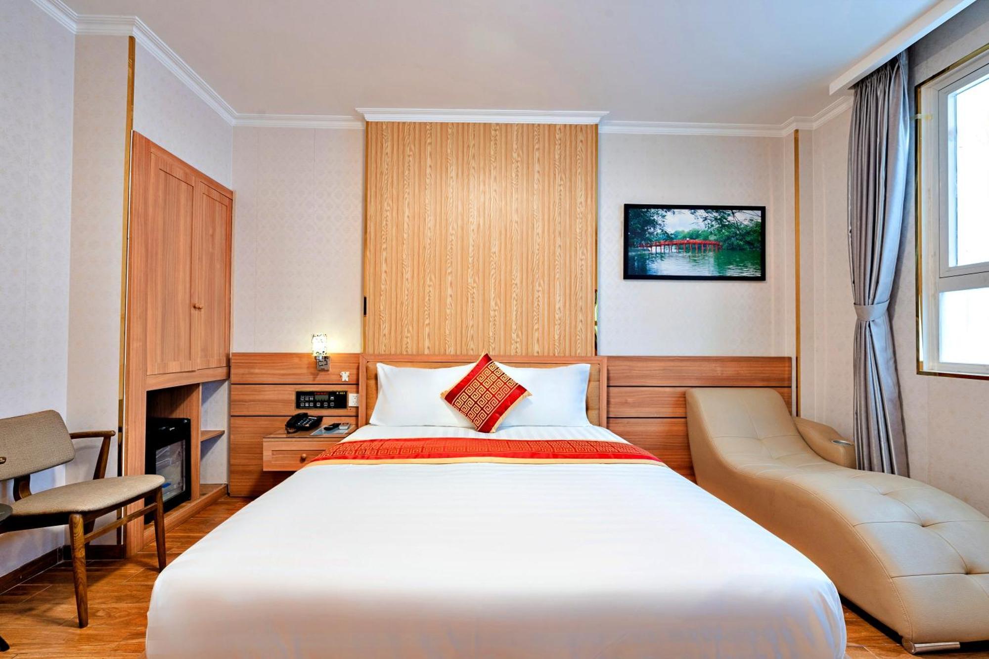 Luna Saigon - Bui Vien Walking Street Hotel