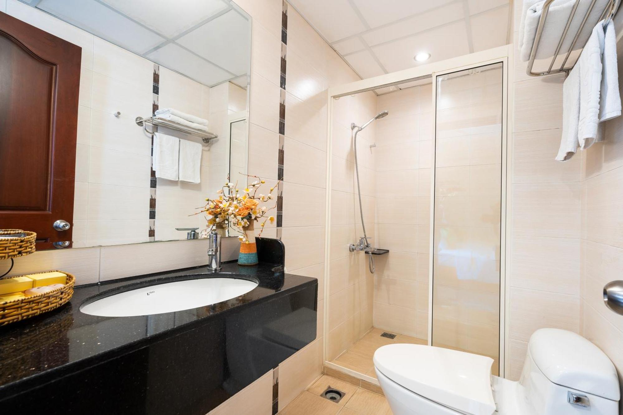 Hotel Lucasta Saigon 3*