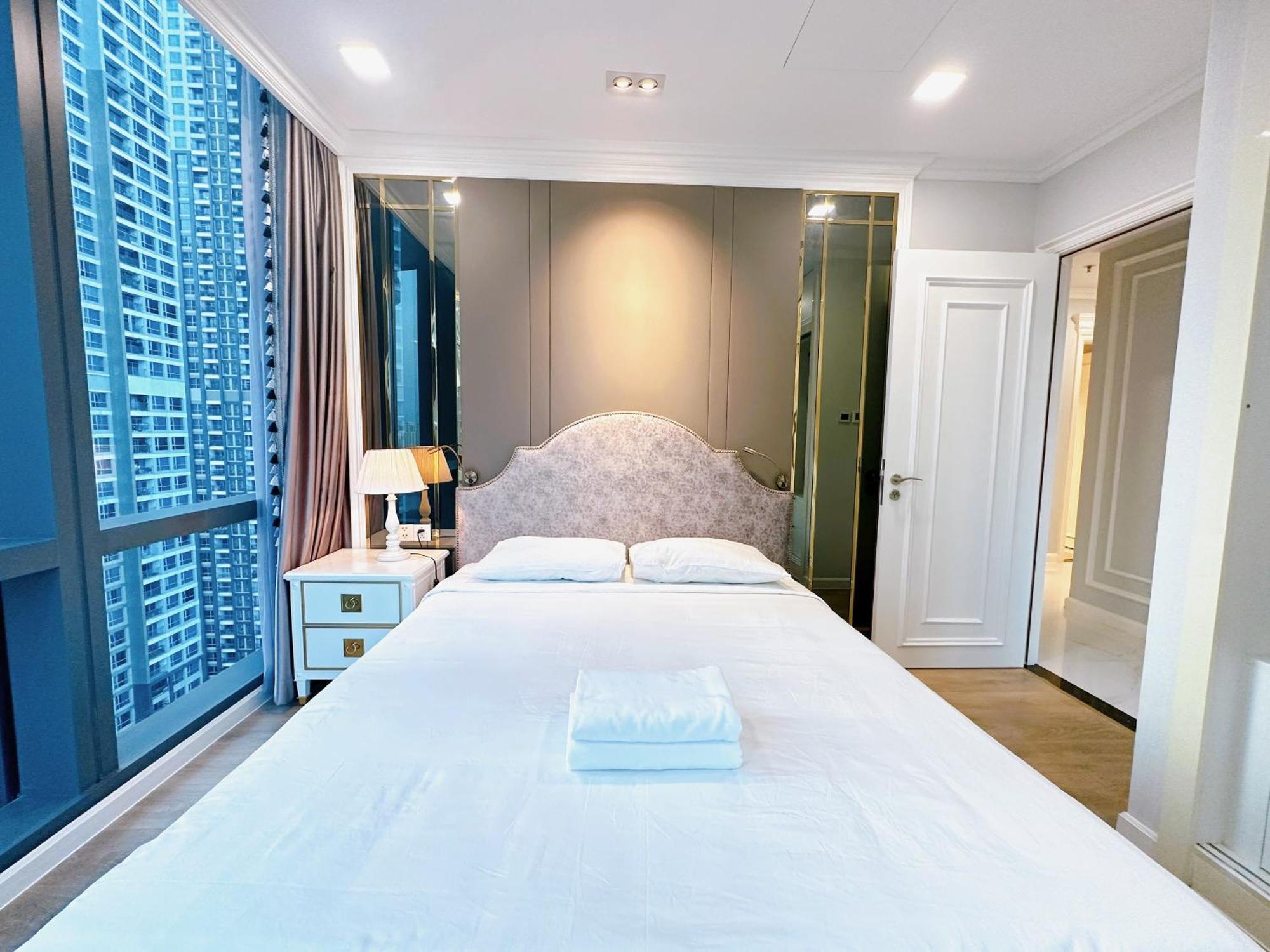 Landmark 81 Luxury & The Vinhomes Central Park - The Buildings Surrounding Landmark 81 Apartment
