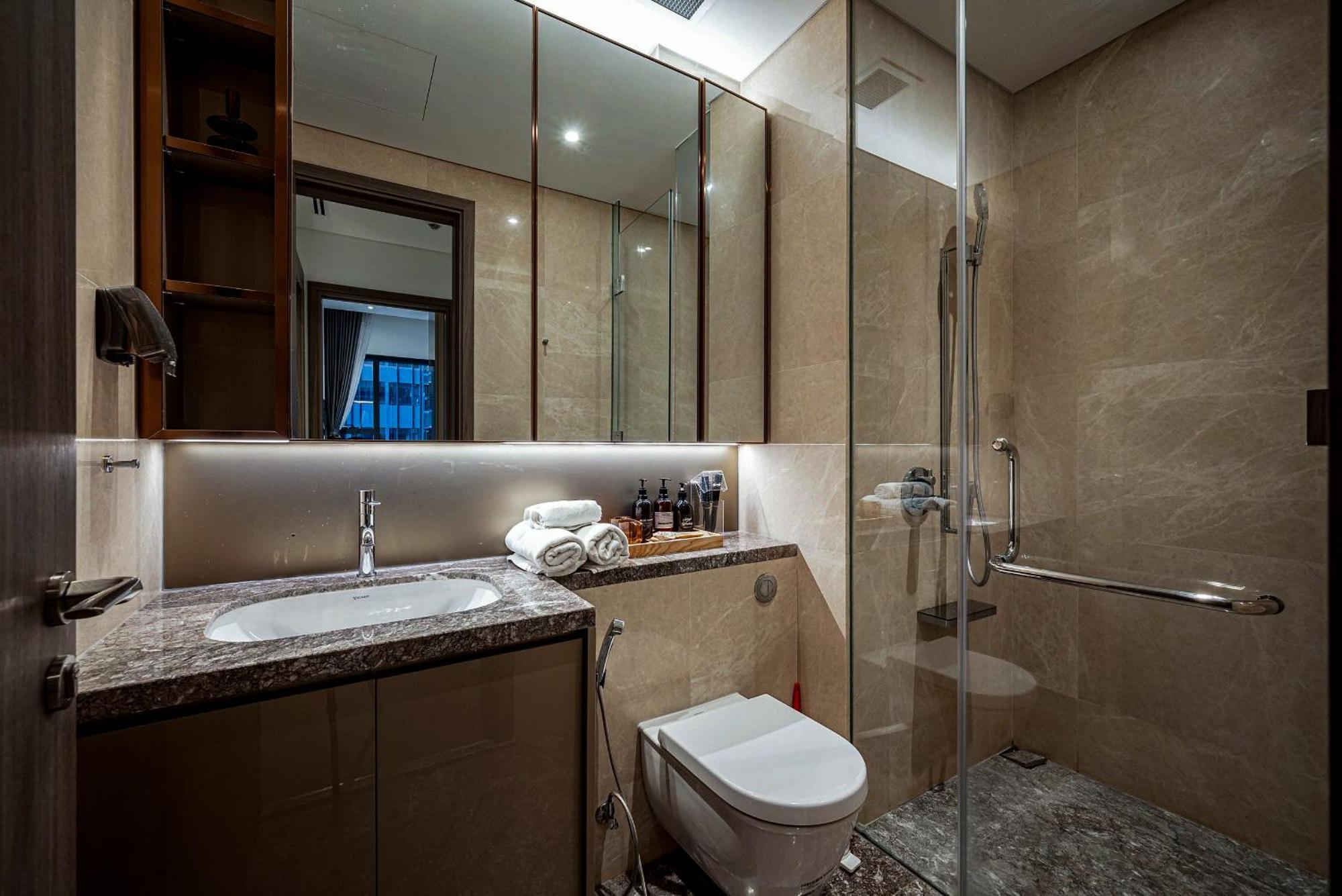 Marq Luxury 25 Gym Center, Infinity Pool Apartment