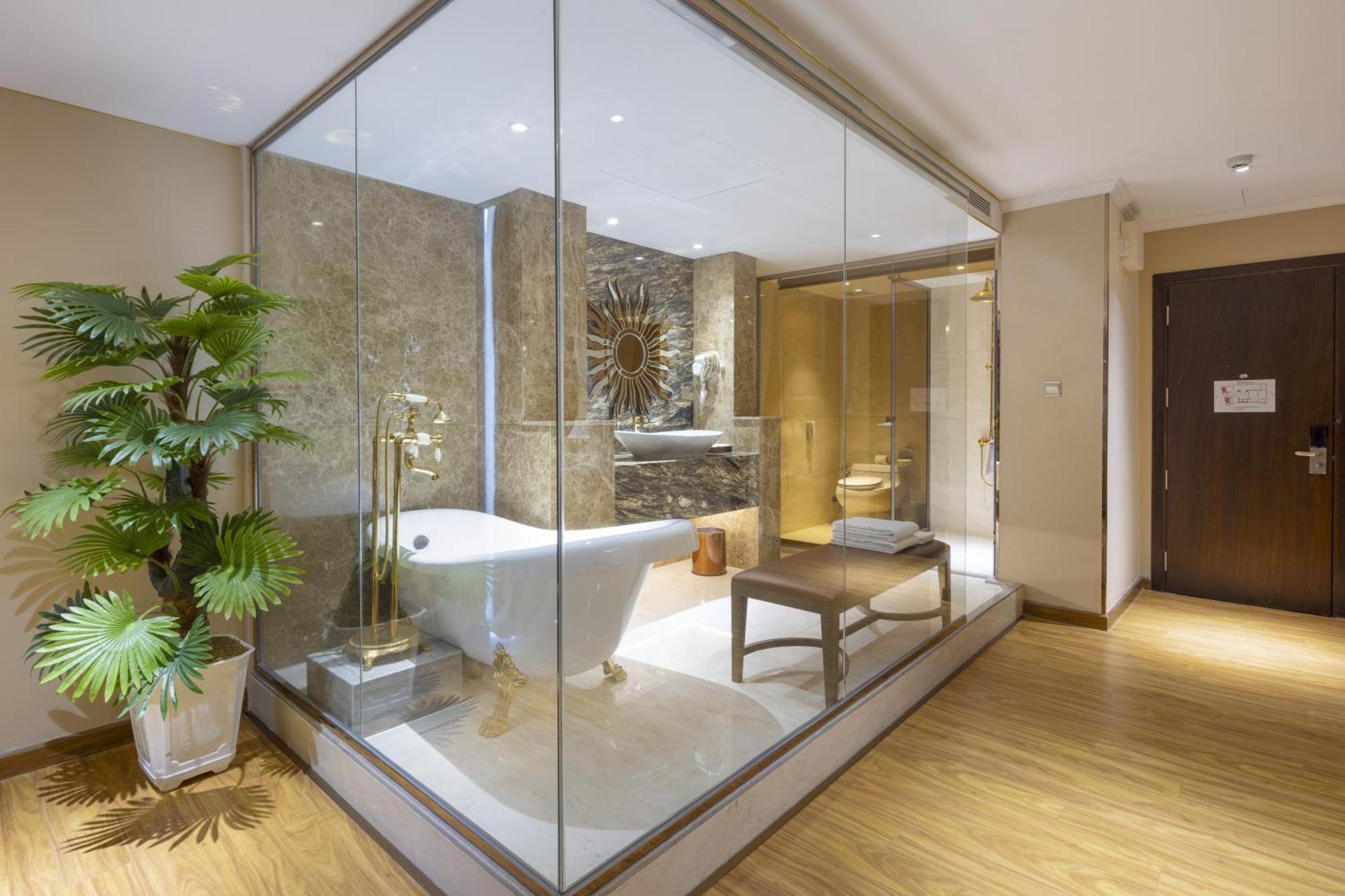 Winsuites Saigon 4*