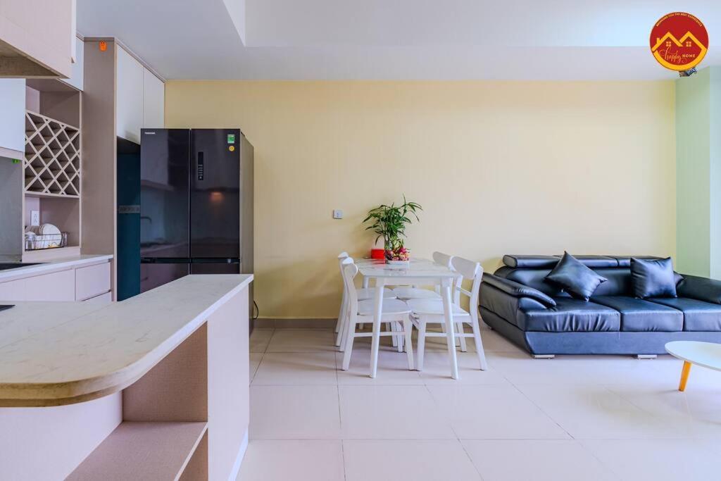 Apartment 2br Near Tan Son Nhat Airport - Luxury