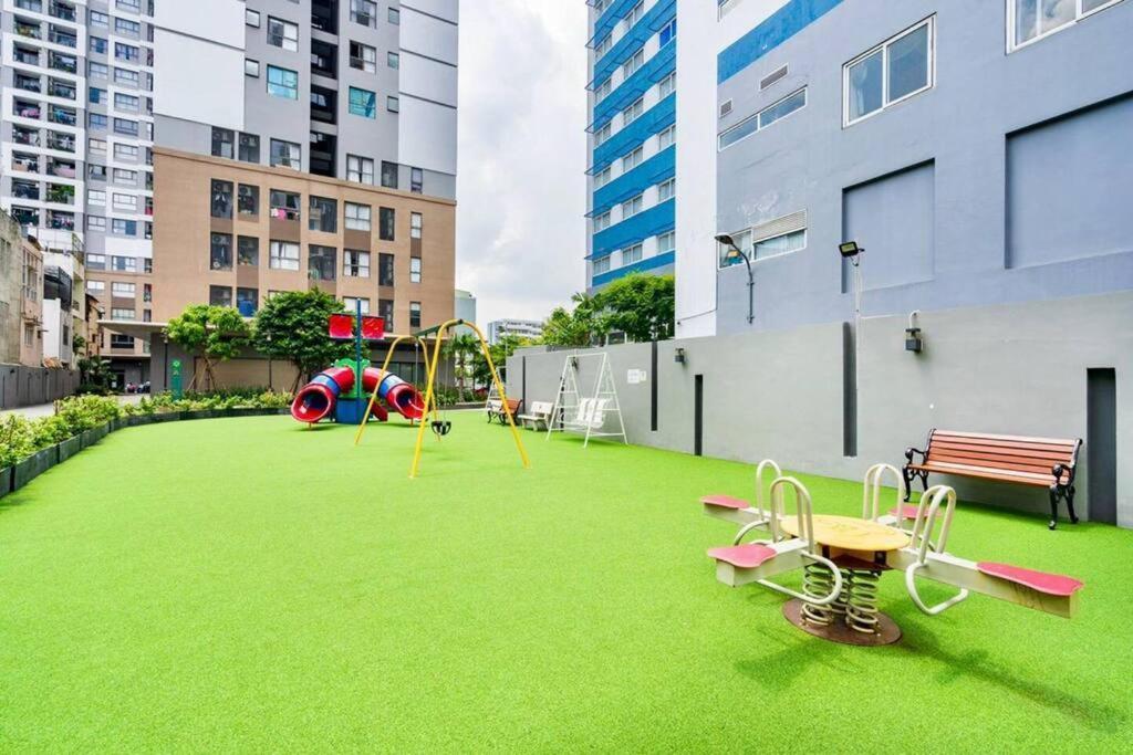 Apartment 2br Near Tan Son Nhat Airport - Luxury