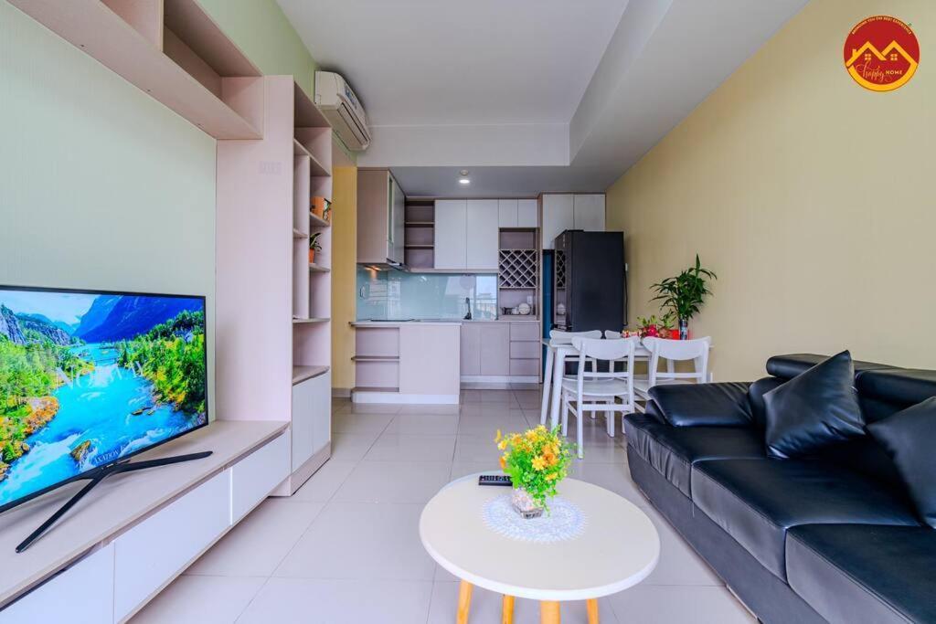 Apartment 2br Near Tan Son Nhat Airport - Luxury