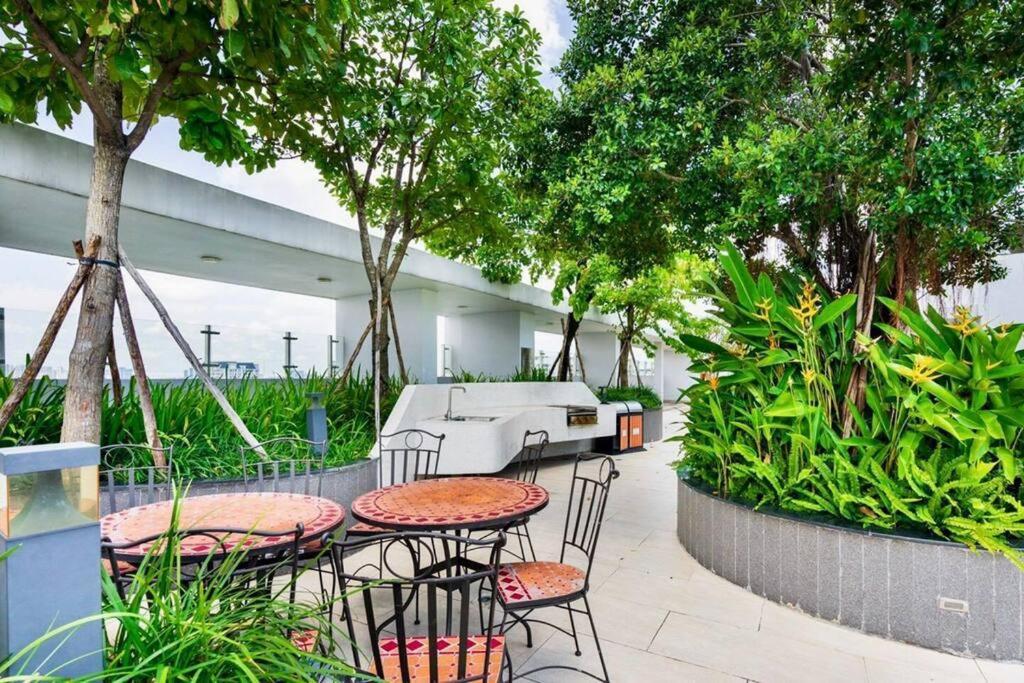 Apartment 2br Near Tan Son Nhat Airport - Luxury *