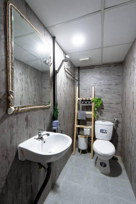 Căn hộ 2 Bedroom Industrial In Central Saigon