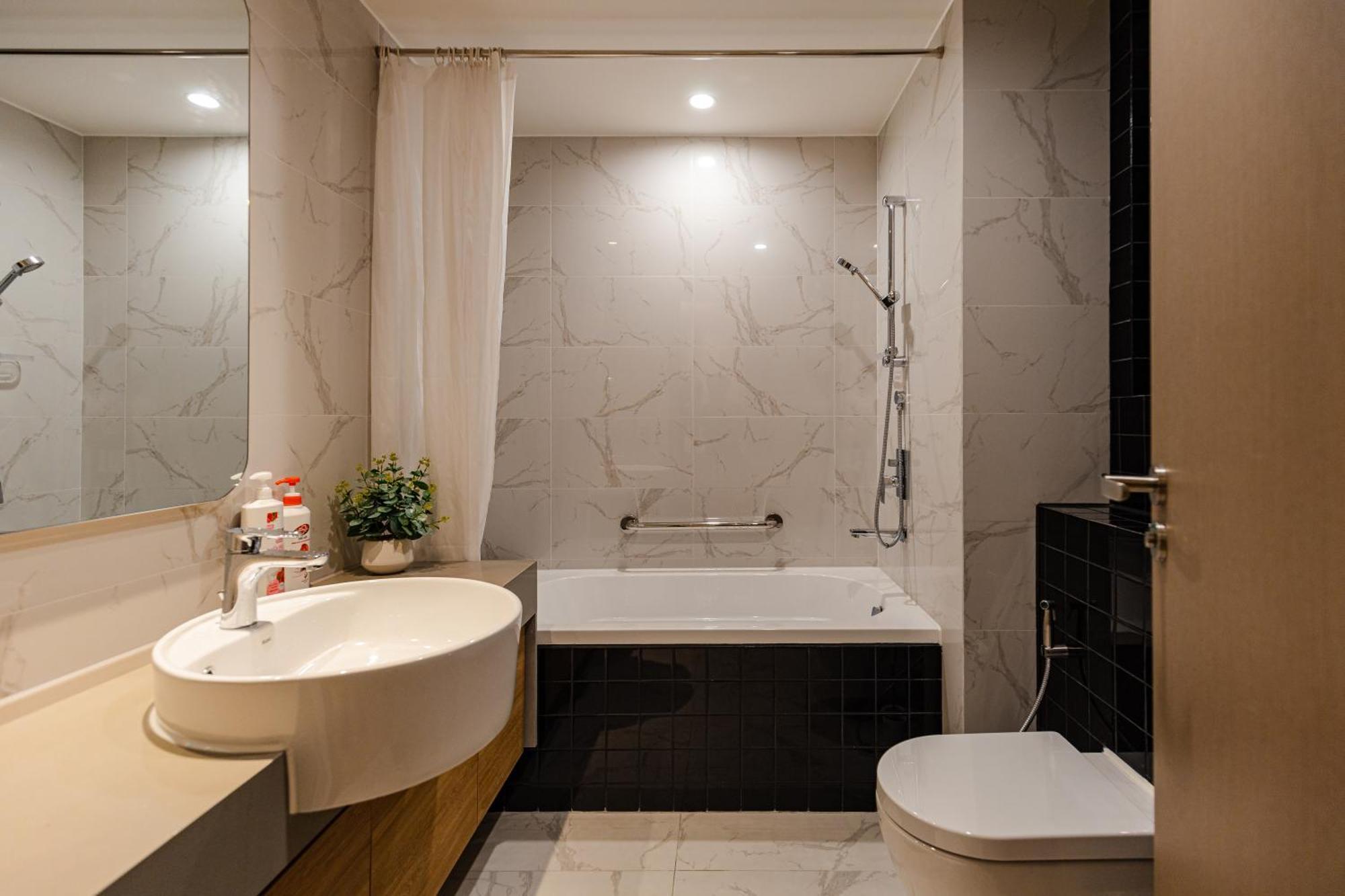 Luxury 2 Or 3br In Dist 1 N Pool, Gym, Airport Pickup Ho Chi Minh City