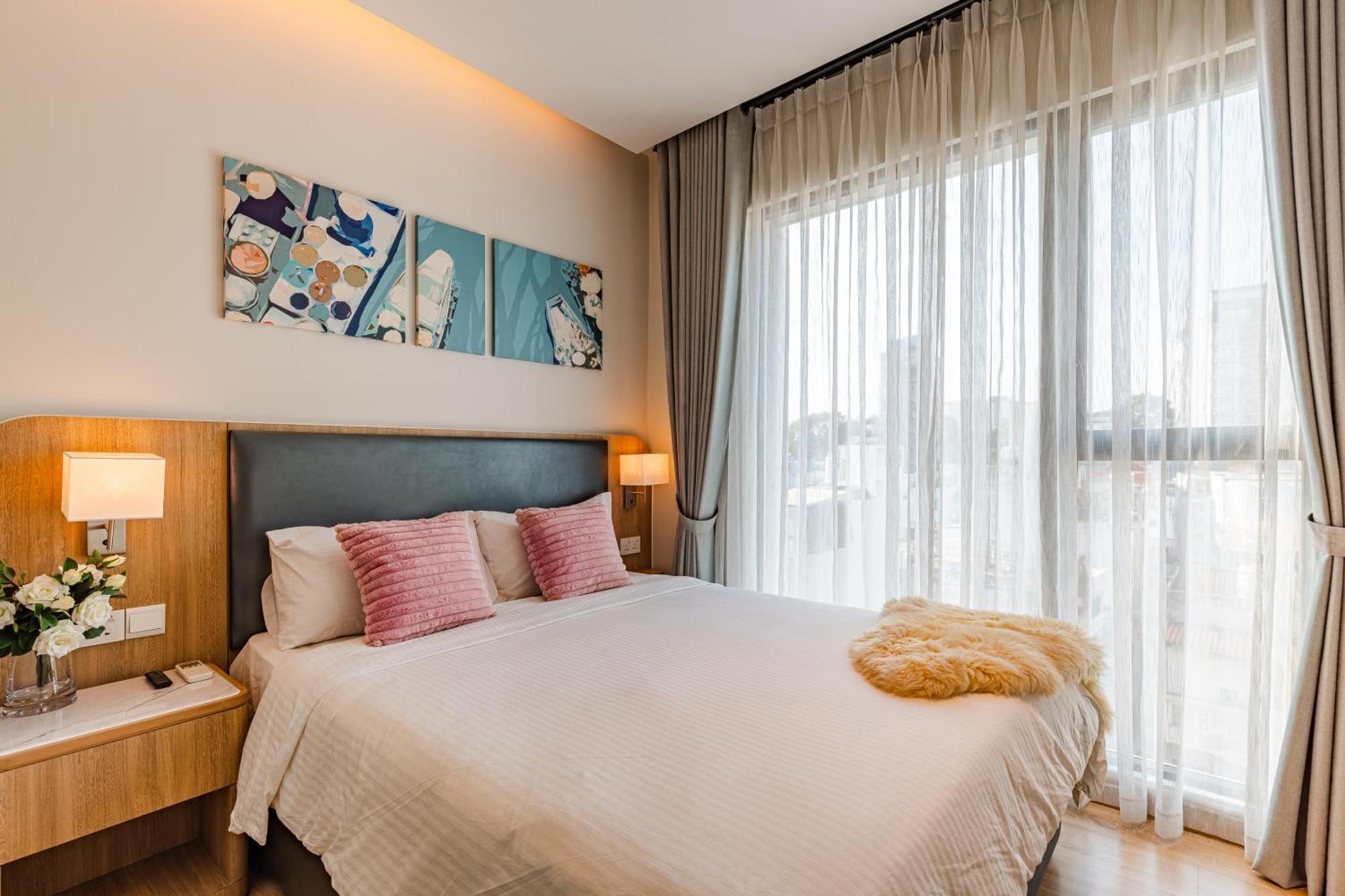 Luxury 2 Or 3br In Dist 1 N Pool, Gym, Airport Pickup Apartment *