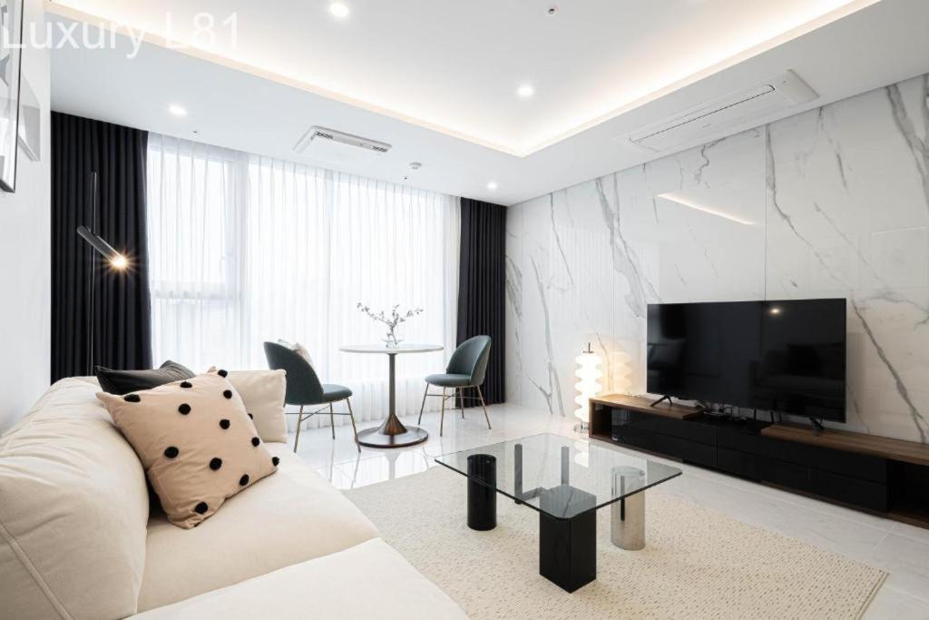 Angia Luxury Apartment Inside Landmark 81 Tower Apartment *
