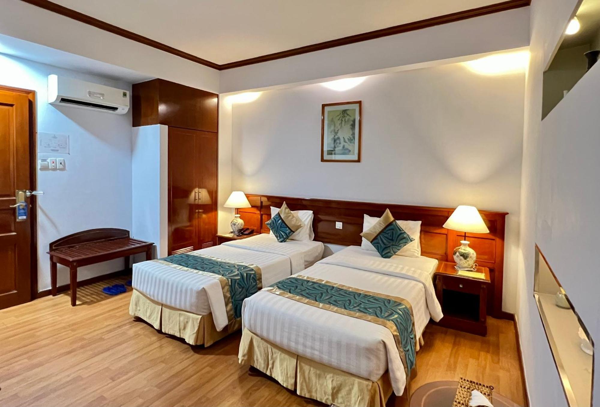Oscar Saigon 4*