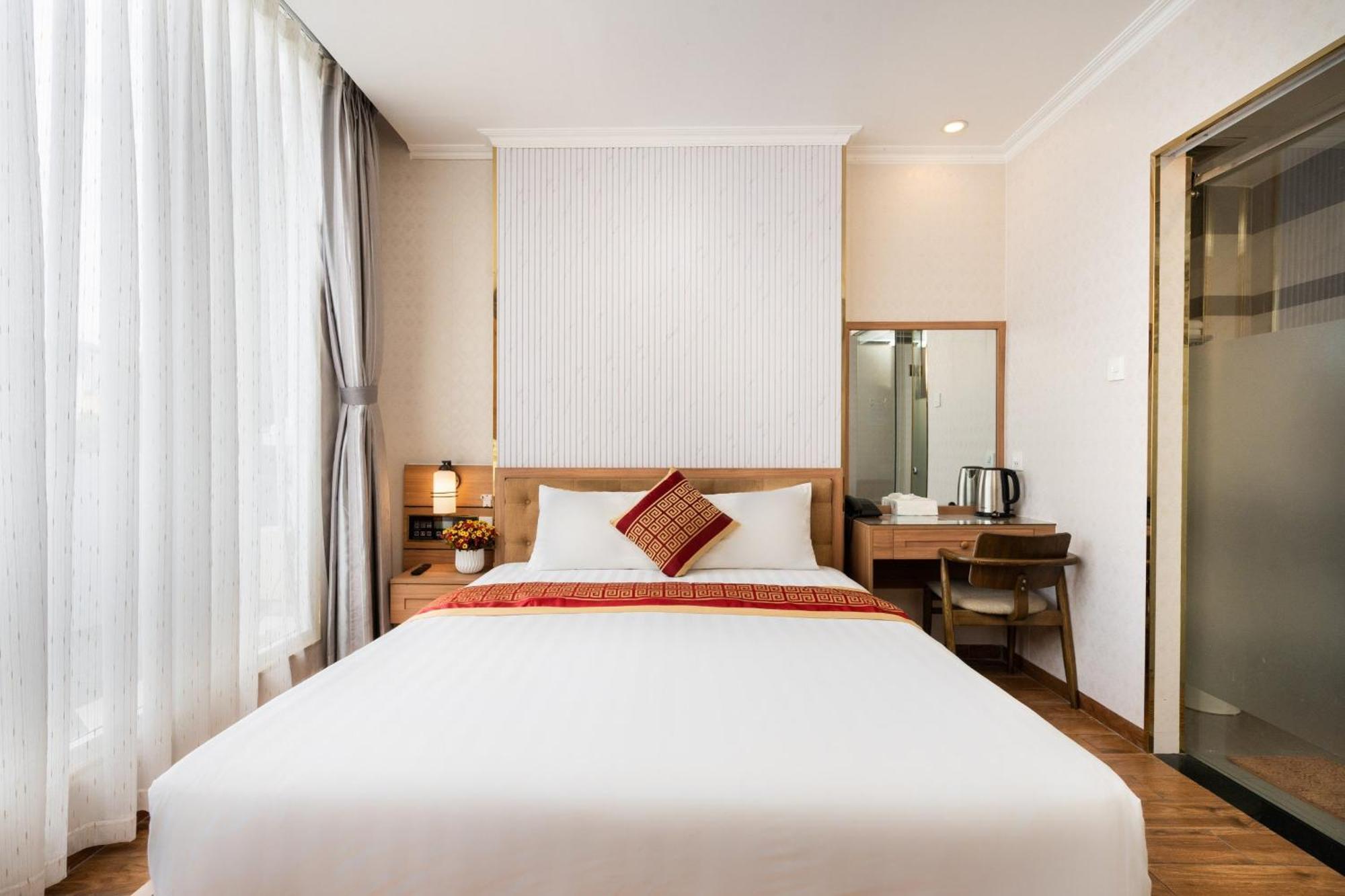 Luna Saigon - Bui Vien Walking Street Hotel
