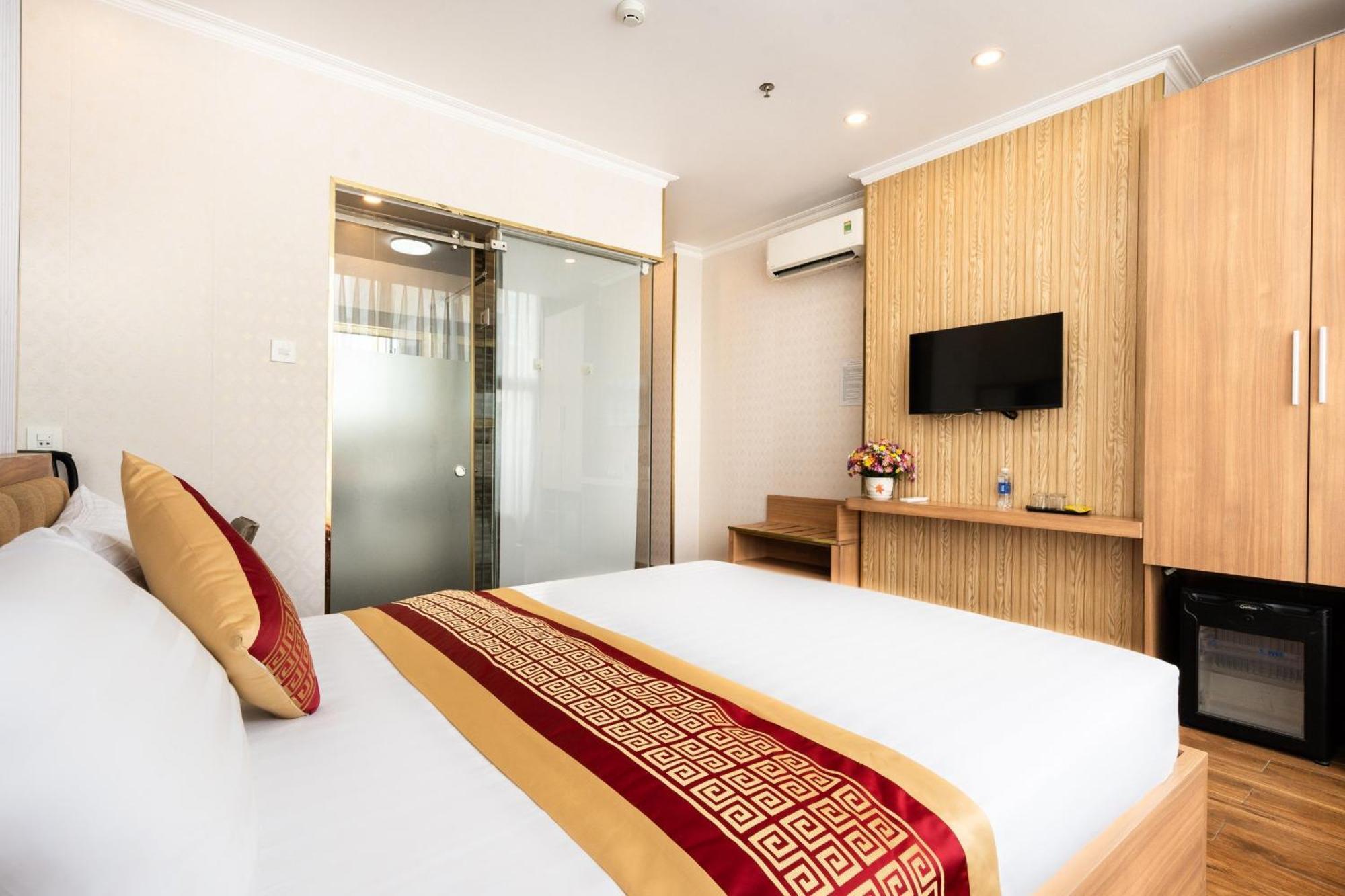 Luna Saigon - Bui Vien Walking Street Hotel