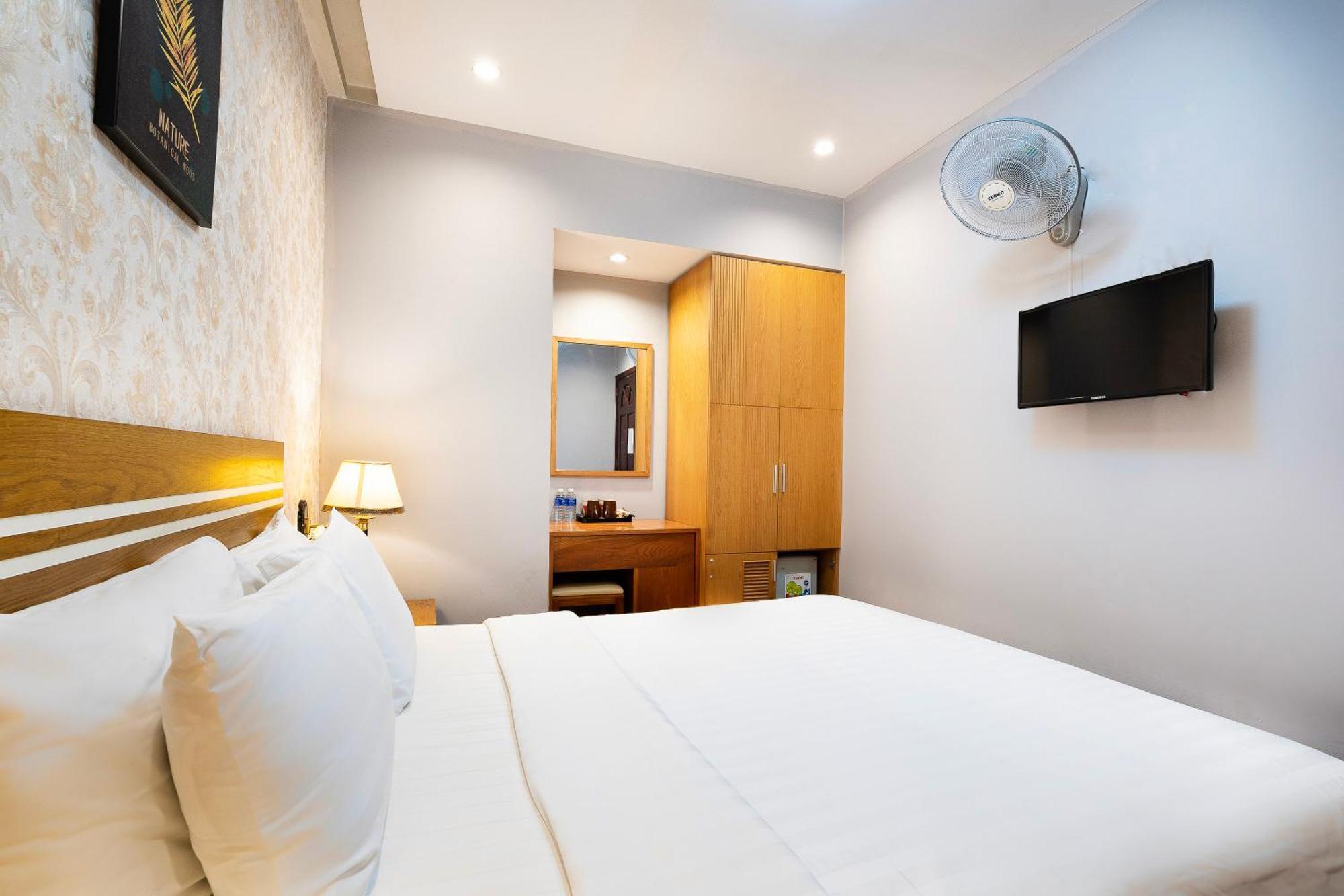 Lucky Star 266 De Tham Hotel