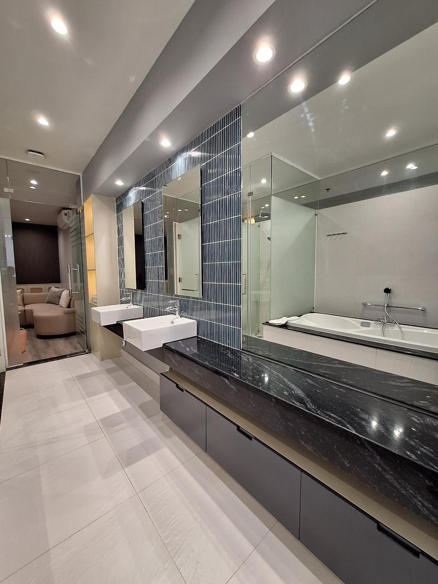 Mcgallery Art - Lucky Suite's & Ho Chi Minh City