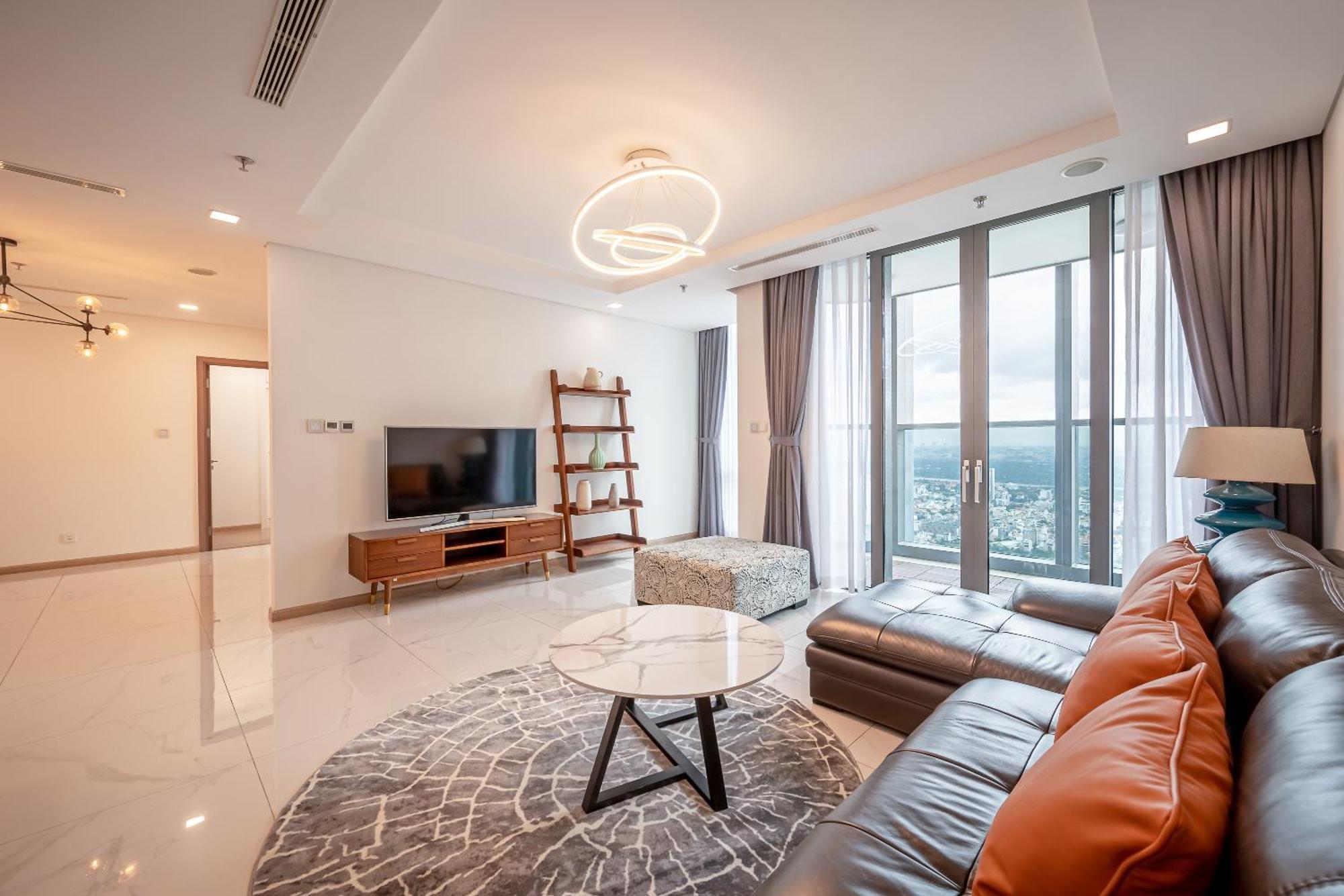 Isabelle Inside Landmark 81 Tower