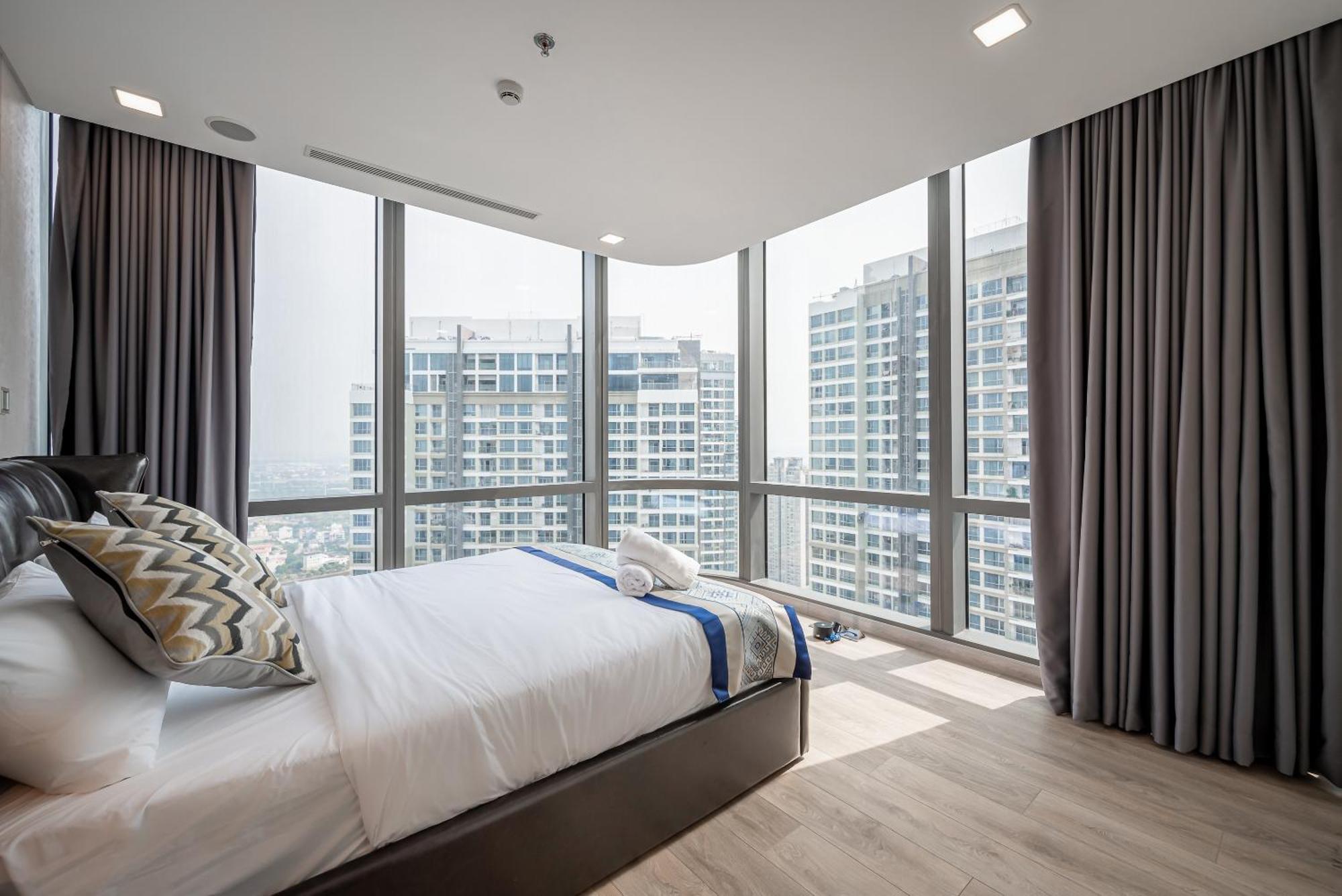 Isabelle Inside Landmark 81 Tower